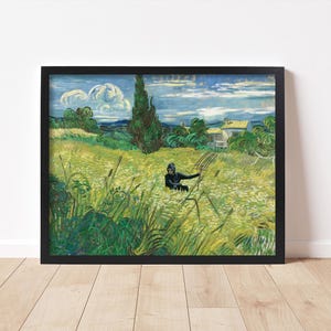 Pu&ograve; includere: Una stampa incorniciata di un dipinto di paesaggio con una figura in un campo di erba alta. L'opera d'arte, nei toni del verde, giallo e blu, raffigura una giornata di sole con una casa e alberi sullo sfondo. La cornice &egrave; nera.