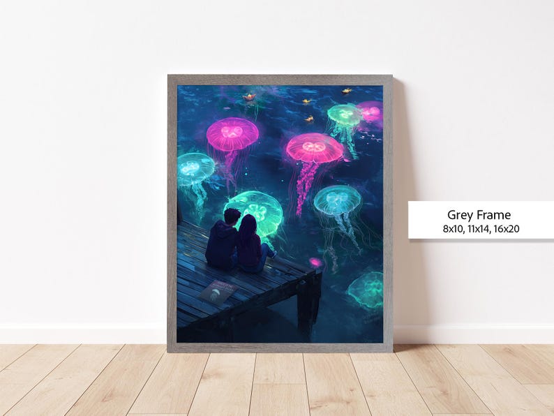 Pu&ograve; includere: Una stampa incorniciata di un dipinto digitale che raffigura una coppia seduta su un molo di legno, circondata da meduse luminose in tonalit&agrave; di rosa, blu e verde. Lo sfondo &egrave; una scena di acqua blu scuro.