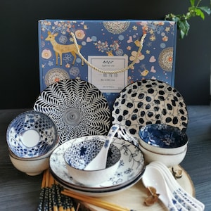 Japanskt porslinsset: risskålar, tallrikar, skedar, ätpinnar - 16 delar