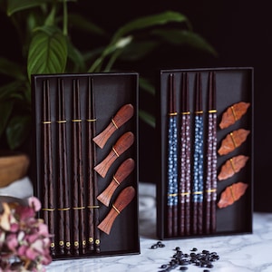 Juego de regalo de 4 pares de palillos de madera de estilo chino japonés + 4 soportes para palillos