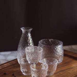 Juego de 6 piezas de sake de vidrio martillado: 1 jarra, 4 tazas y 1 olla para servir frío/caliente