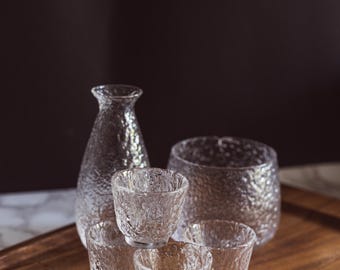 6-delige sake-set van gehamerd glas 1 pot 4 kopjes en 1 gekoelde/hete serveerpot