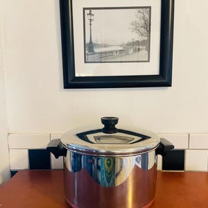 以下が含まれることがあります： クリーム、ライトグレー、ダークグレーの3色の、つや消し仕上げの陶器製マグカップのセット。 各マグカップはシンプルでミニマリストなデザインで、コーヒーや紅茶に最適です。