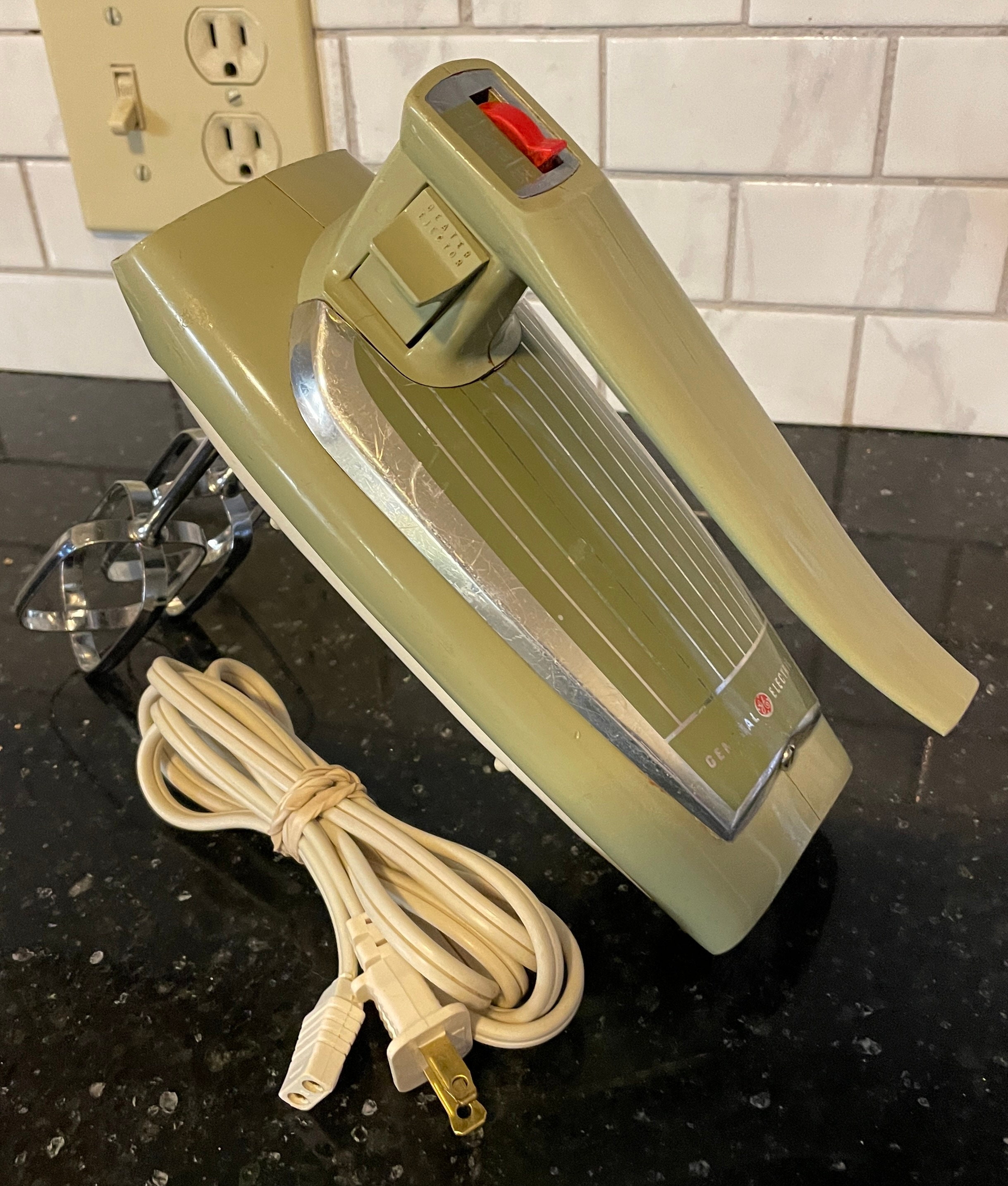 Vintage GE General Electric Avocado Green Stand/hand Mixer D1M46