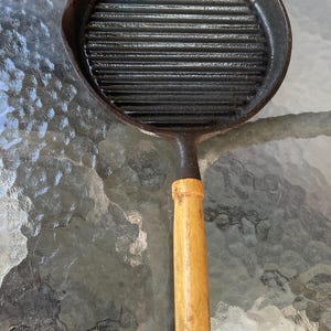 Vintage cast iron pan 8 inch skillet with removable wooden handle made in Taiwan