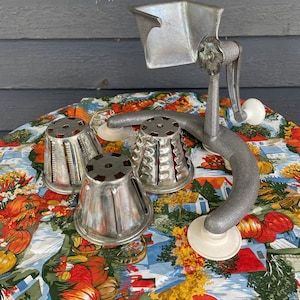 Vintage Ren-ware cast aluminum Salad Cutter with 3 cone blades