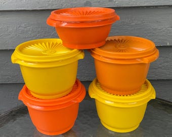 Set vintage di 5 ciotole Tupperware Servalier con coperchi - Contenitori per alimenti gialli e arancioni
