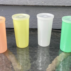Juego vintage de 4 vasos Tupperware de 177 ml (6 oz) para zumo con tapa.