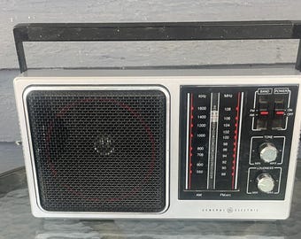 Vintage General Electric AM/FM Portable Radio Model 7-2857A