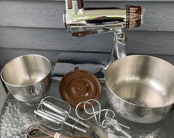 Batidora vintage Sunbeam Mixmaster cromada de 12 velocidades con tazones, varillas batidoras y ganchos para amasar.