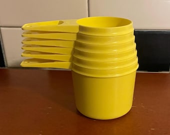 Juego completo vintage de vasos medidores Tupperware amarillos