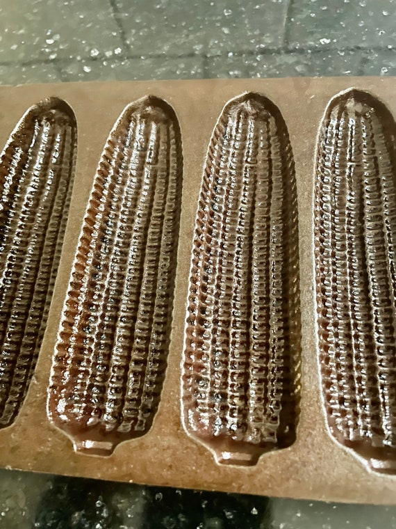 Cast-Iron Corn Bread Pan - Corn Cobs 