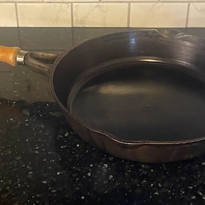 Vintage Cast Iron Skillet 10.5 Inch with Removable Wooden Handle (Made in Taiwan)