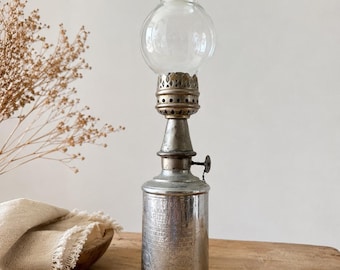 Antieke olielamp van Pigeon, vintage verzilverde metalen lamp met glazen bol, decoratief item van een Franse vlooienmarkt