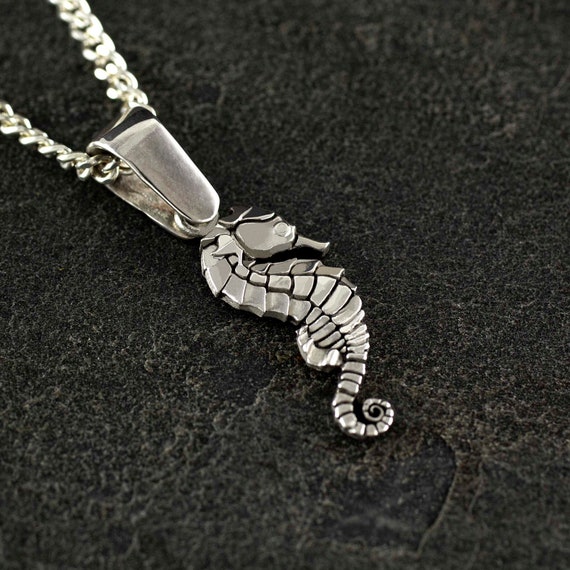 SEAHORSE pendant in Sterling Silver. Silver chain 45 cm.