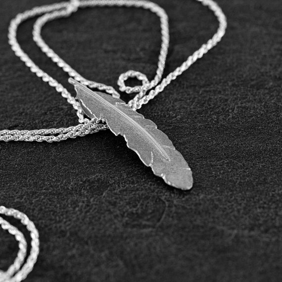 Pendant FEATHER Sterling Silver 925. Silver chain 50 centímeters.