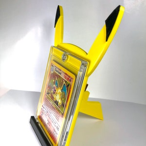 Pokemon TCG Pikachu Trading Card Stand W / Tail PSA CGC Beckett Supporto stampato in 3D