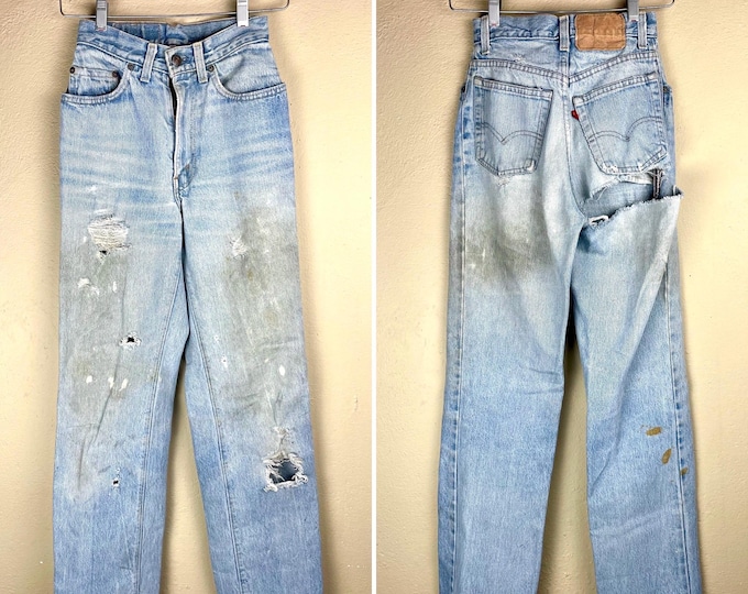 Vintage Lightwash Levi’s Distressed Denim Pants Waist 24”