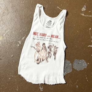 Puede incluir: Camiseta sin mangas blanca acanalada con un estampado gráfico con el texto "HOT, HARD AND MEAN..." y una ilustración vintage de mujeres. La camiseta sin mangas tiene un dobladillo desgastado y una etiqueta de "HONEY POT STORE".
