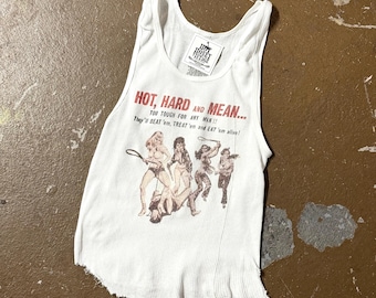 Camiseta sin mangas acanalada con estampado de inspiración vintage "Hot, Hard and Mean" (caliente, duro y malo).