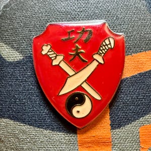 Kung Fu Schwert Schild Vintage 1990 Anstecknadel