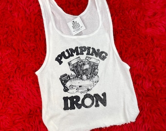 Geripptes Tank Top mit Pumping Iron Vintage inspirierter Grafik