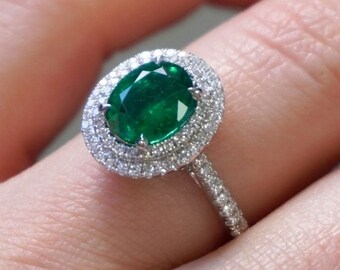 2,40 Karat Ovaler Smaragd 0,02 Karat Weißer Diamant Herrenring 14K Weißgold Im Angebot Bei