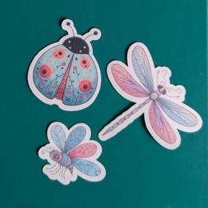 Set di 3 adesivi impermeabili Whimsical Bug per borraccia, laptop / Coccinella, Libellula, Mosca / 1 di ogni totale di 3 adesivi