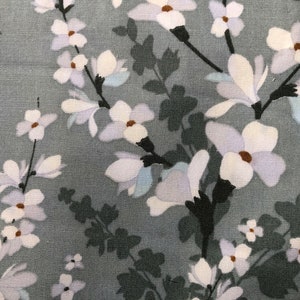 Groene en ivoorkleurige bloemenstof, popelinekatoen, gebloemde jurkstof, gebloemde quiltstof