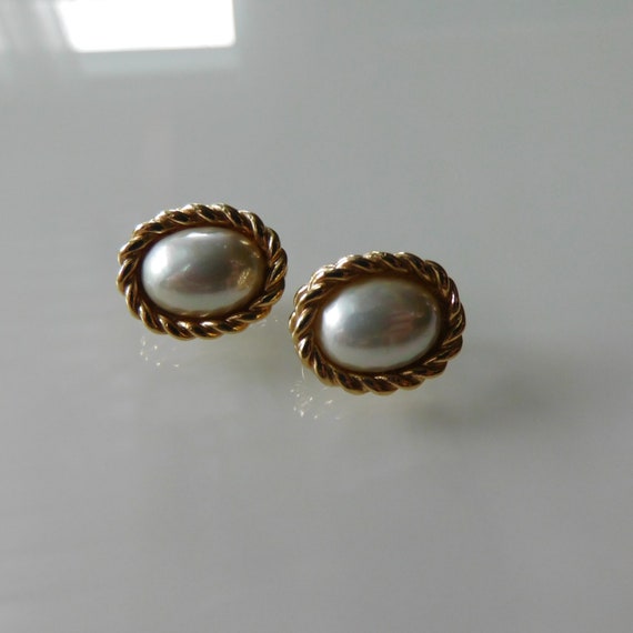 Boucles oreilles Dior vintage 1980 Ton or jaune ainsi perle ovale