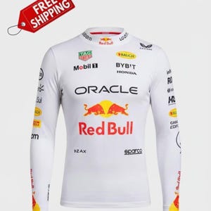 Könnte beinhalten: Weißes Langarmshirt mit verschiedenen Sponsorenlogos, darunter "Red Bull" und "Oracle". Das Shirt hat einen Rundhalsausschnitt und rote und gelbe Akzente. Ein rotes Etikett mit "KOSTENLOSER VERSAND" befindet sich in der oberen linken Ecke.