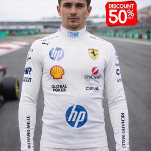 Könnte beinhalten: Ein weißes Langarm-Rennshirt mit verschiedenen Sponsorenlogos, darunter HP, Shell und Ferrari. Das Shirt hat den Text "RICHARD MILLE" auf den Ärmeln und einen "DISCOUNT 50% OFF" Aufkleber.