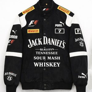 Puede incluir: Una taza de cerámica blanca con un asa negra y el texto "But First, Coffee" en negrita negra. La taza está sobre una superficie de madera. La taza mide aproximadamente 10 cm de alto.