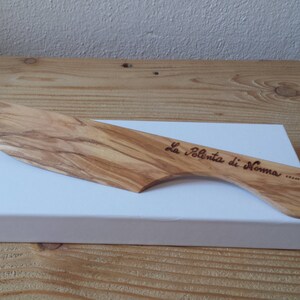 COLTELLO per la POLENTA in legno di ulivo, pezzo unico e fatto a mano, con scritta personalizzata - Mestolo, spatola