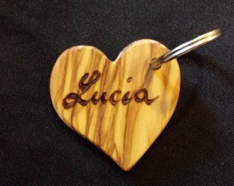 PORTA CHIAVI in legno di ULIVO a forma di cuore, personalizzato con nome inciso a fuoco