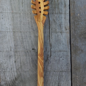 MESTOLO RACCOGLI SPAGHETTI (pasta) in legno di ulivo- servispaghetti, fatto a mano, con incisione personalizzata
