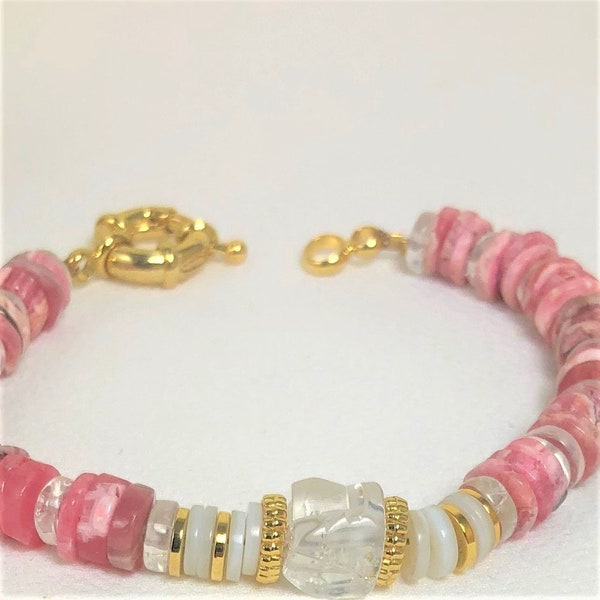 Bracelet plaqué or fait main avec heishi opale rose, cristal de roche et nacre