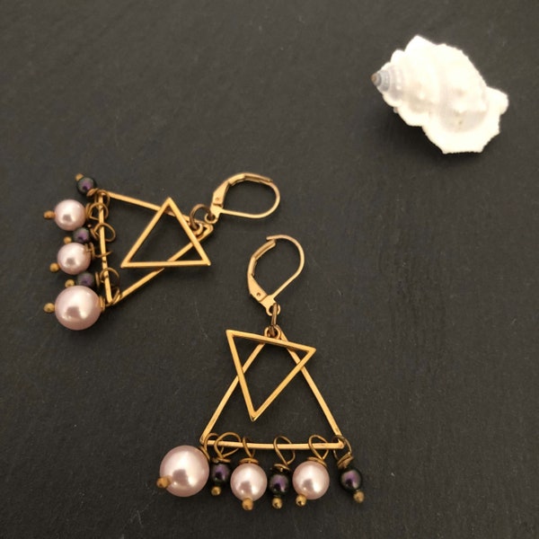 Boucles d'oreilles dormeuses connecteurs triangle avec perles nacrées