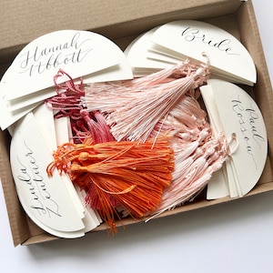 Gebogen, halve cirkel, boho-bruiloft plaatsnaamkaartjes met kwastje - handgeschreven kalligrafie briefpapier bruiloft, kerstmis, nieuwjaar en evenement
