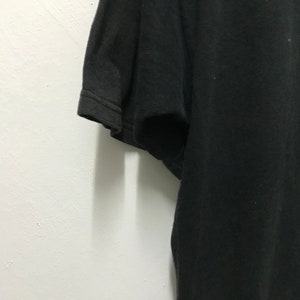 Peut inclure: Un t-shirt noir &agrave; manches courtes. Le t-shirt est fait d'un tissu doux et confortable.