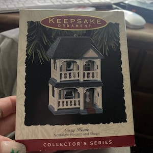 Adorno de recuerdo Hallmark - Hogar acogedor - Casas y tiendas nostálgicas, 1993
