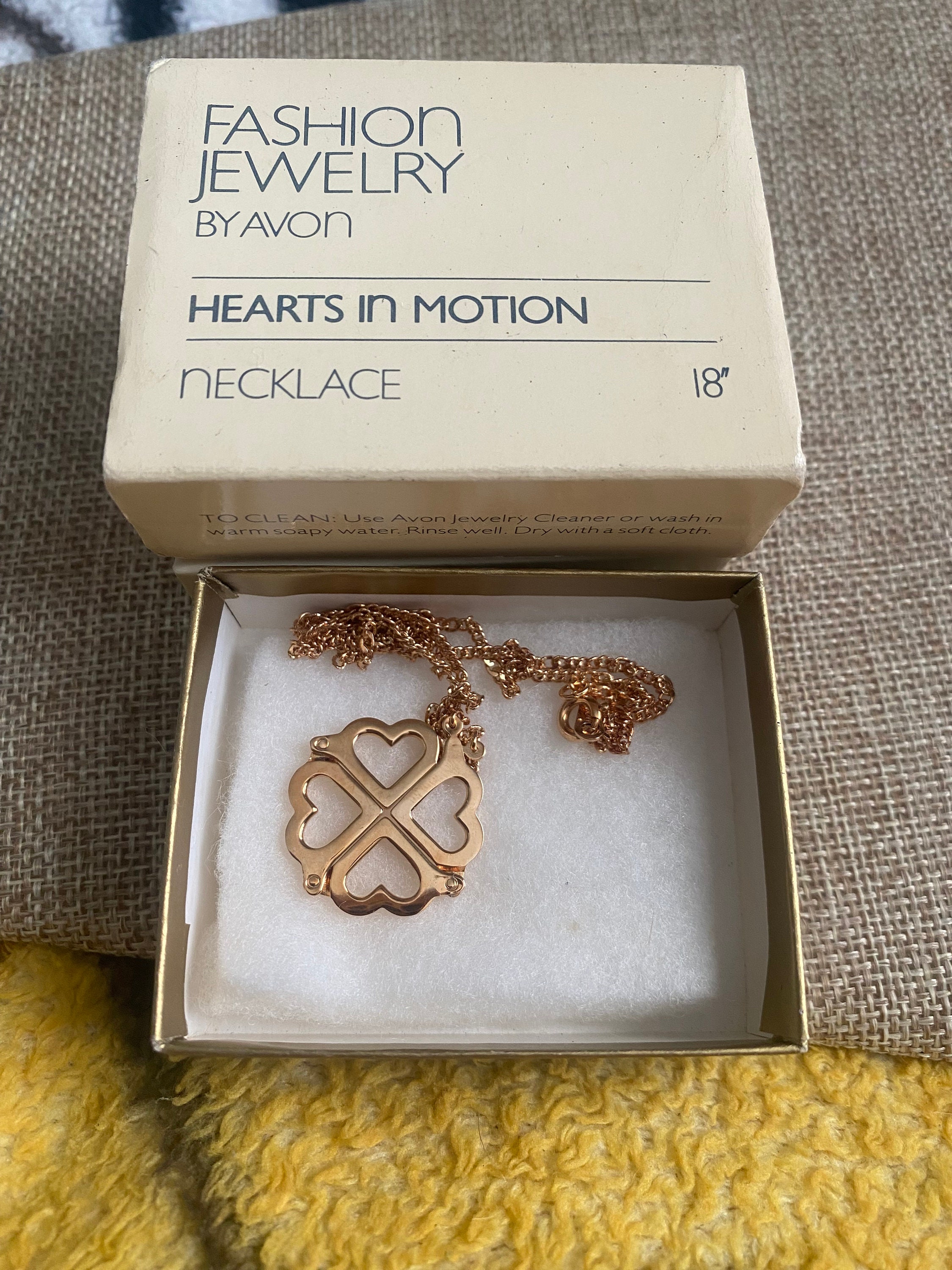 Vintage AVON Jewelry Hearts in Motion 18 Necklace af