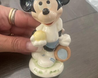 Figura firmada por el artista GOEBEL MICKEY MOUSE, jugador de tenis, 1987
