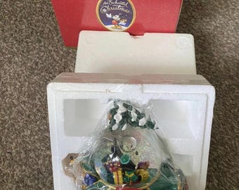 NIB Disney Mickey Minnie Pluto An Enchanted Xmas Musical Snow Globe