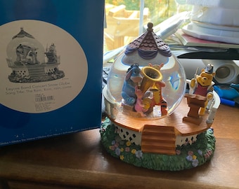 Disney Store Winnie The Pooh and Friends Eeyore Band Concert Musical Snow Globe!-af