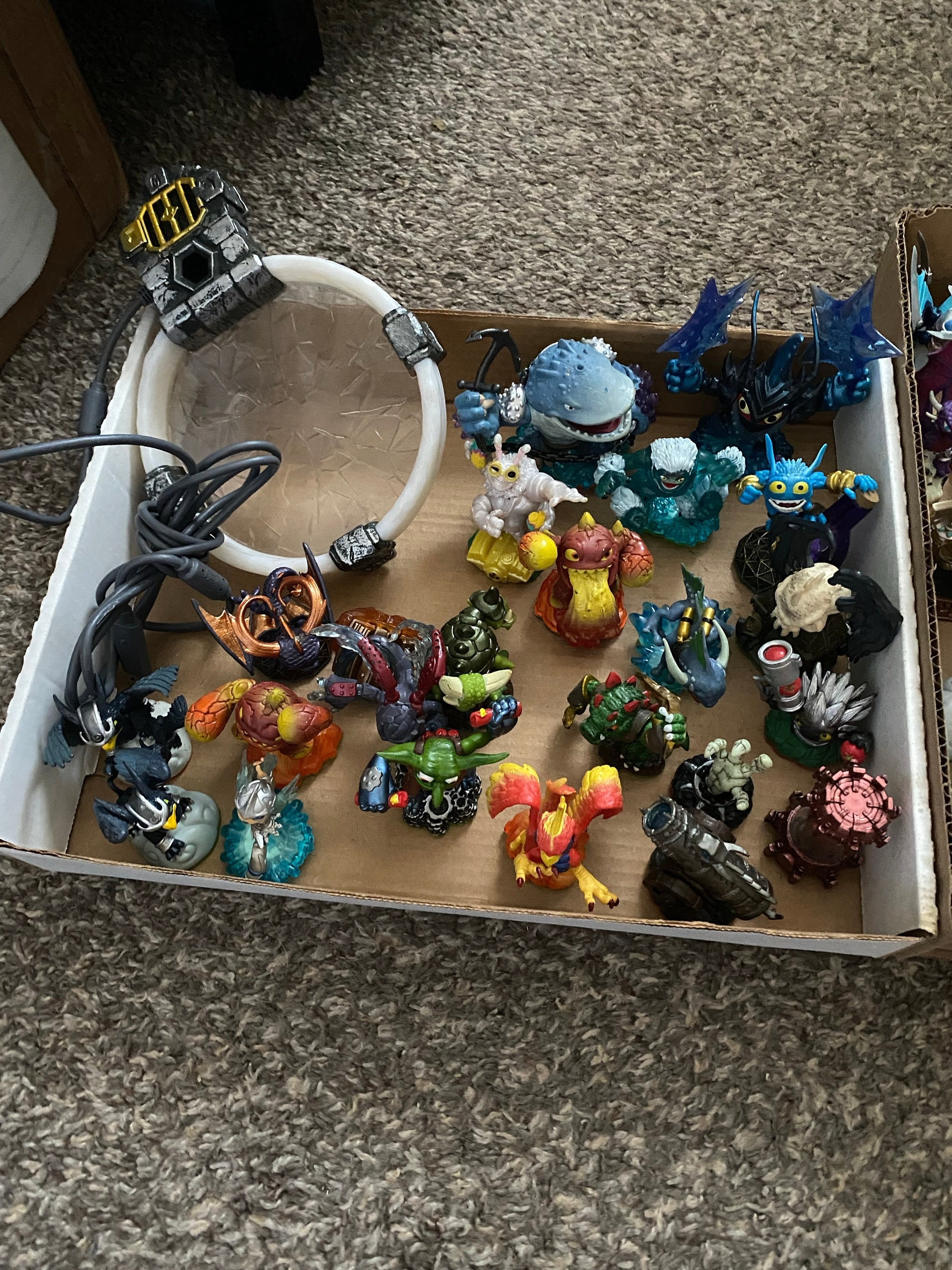 Skylanders Lot, Xboxone Traptanium Portal & Portal of Power 55 +