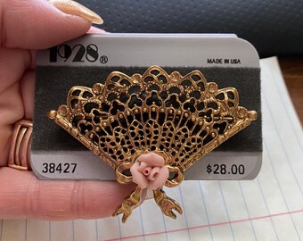 Vintage 1928 Gold Tone Hand Fan w/ Pink Flower 2.5 inch Brooch Pin-af