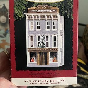 Adorno navideño Hallmark Keepsake de 1993 de los grandes almacenes Tannenbaum.