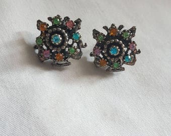 Pendientes vintage Coro de tono plateado oscuro con diamantes de imitación multicolor y cierre de rosca.
