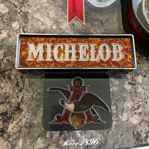 Plaque lumineuse en plastique Michelob sur bière pression, homme des cavernes, très belle